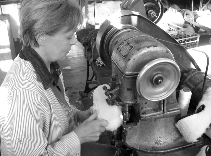 La couture selon le procédé du cousu-retourné dans l'atelier de fabrication des charentaises Rivalin