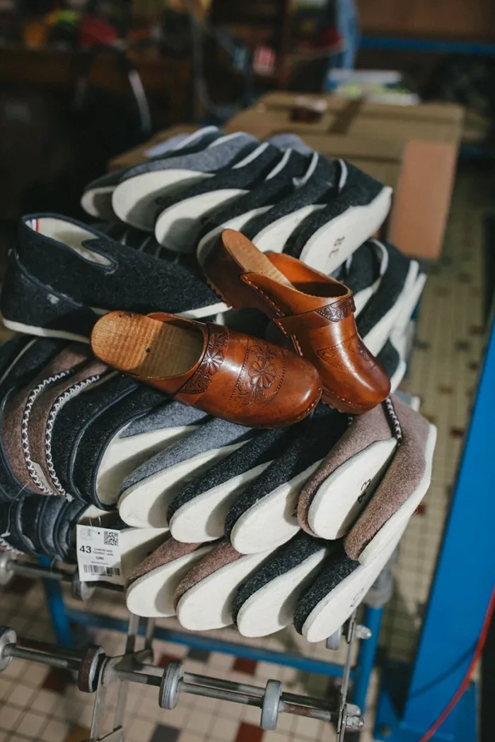 Sabot Breton à fleur sur un tas de chausson