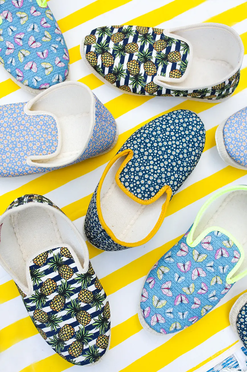 Charentaises pour femme colorées et avec motifs sur une table