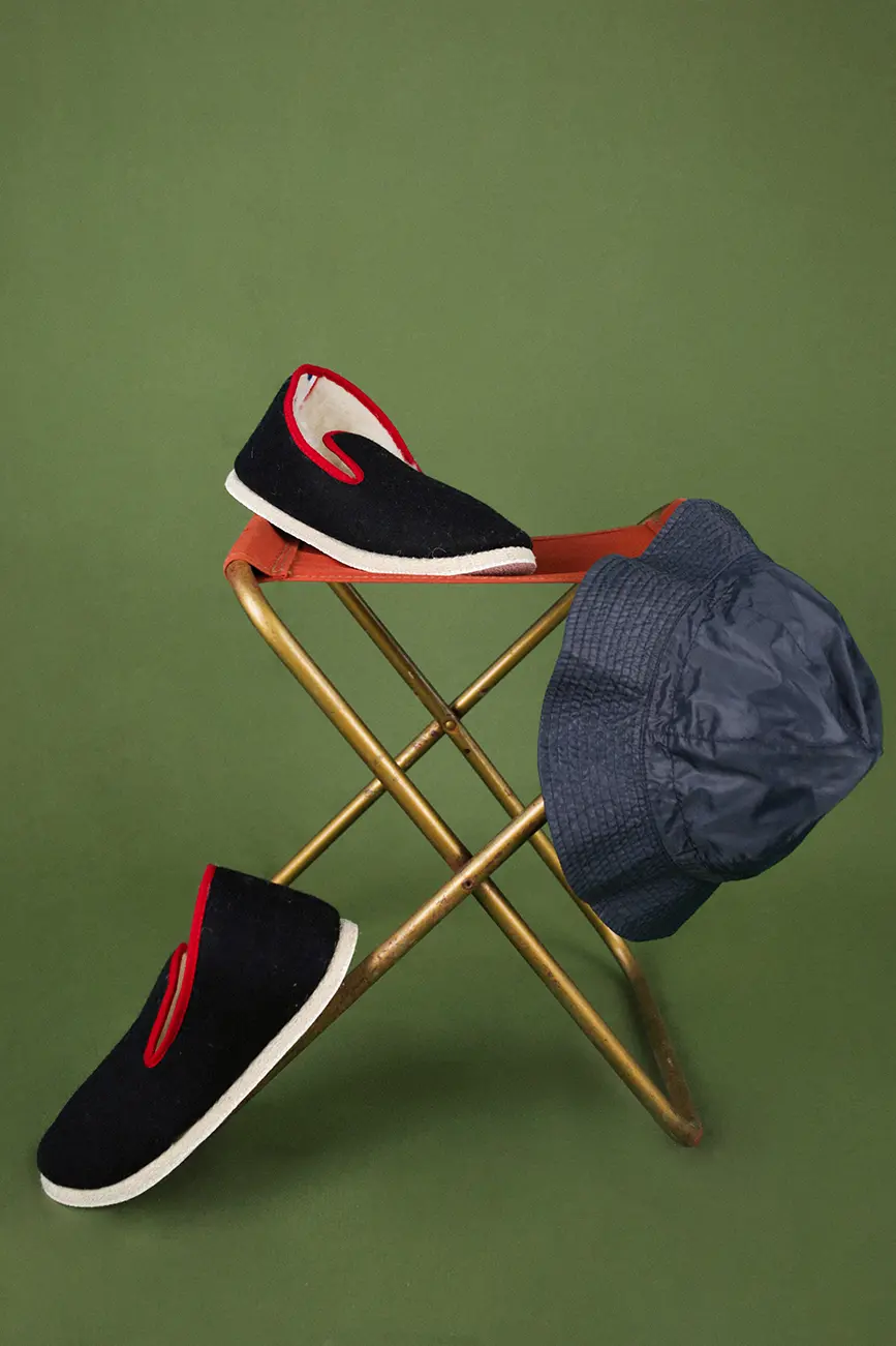 Chaussons classiques de Charente sur un tabouret