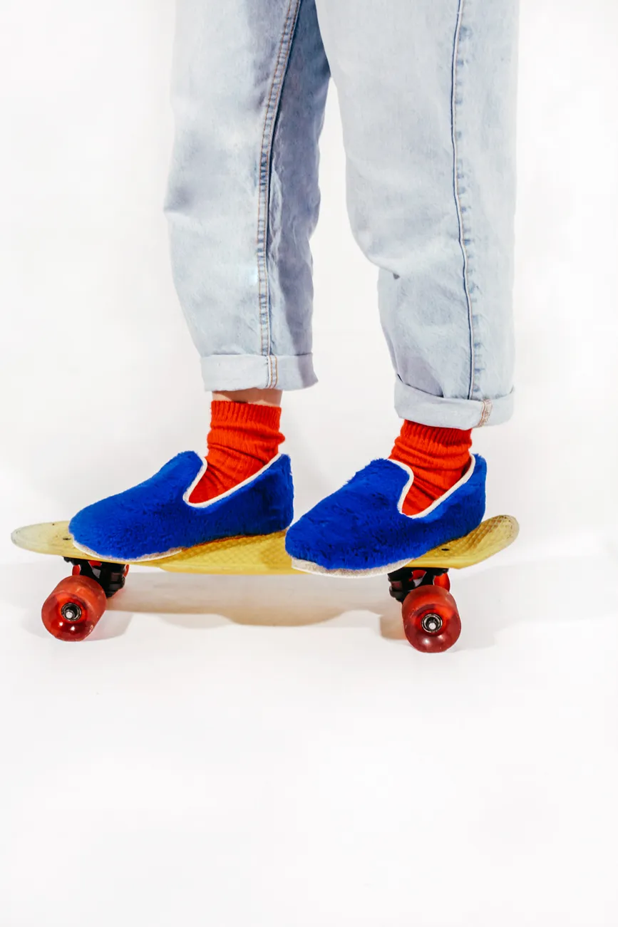 Chaussons bleus sur skateboard jaune