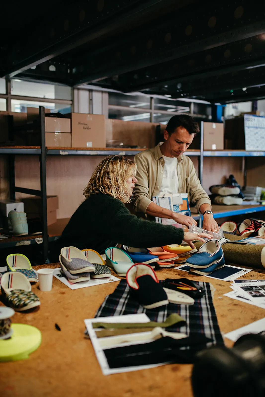 Bleuenn Seveno et Vincent Rivalin mettant en oeuvre la nouvelle collection de charentaise