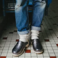 Sabot Suédois Anthracite porté sur carrelage