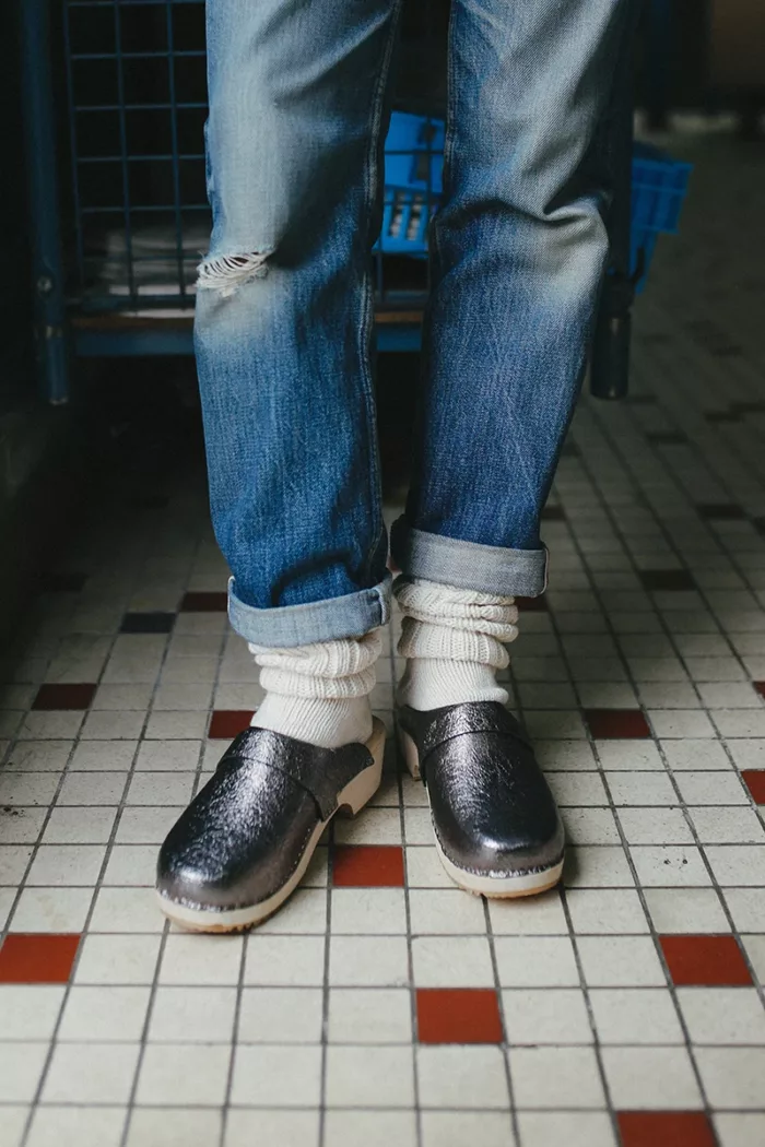 Sabot Suédois Anthracite porté sur carrelage