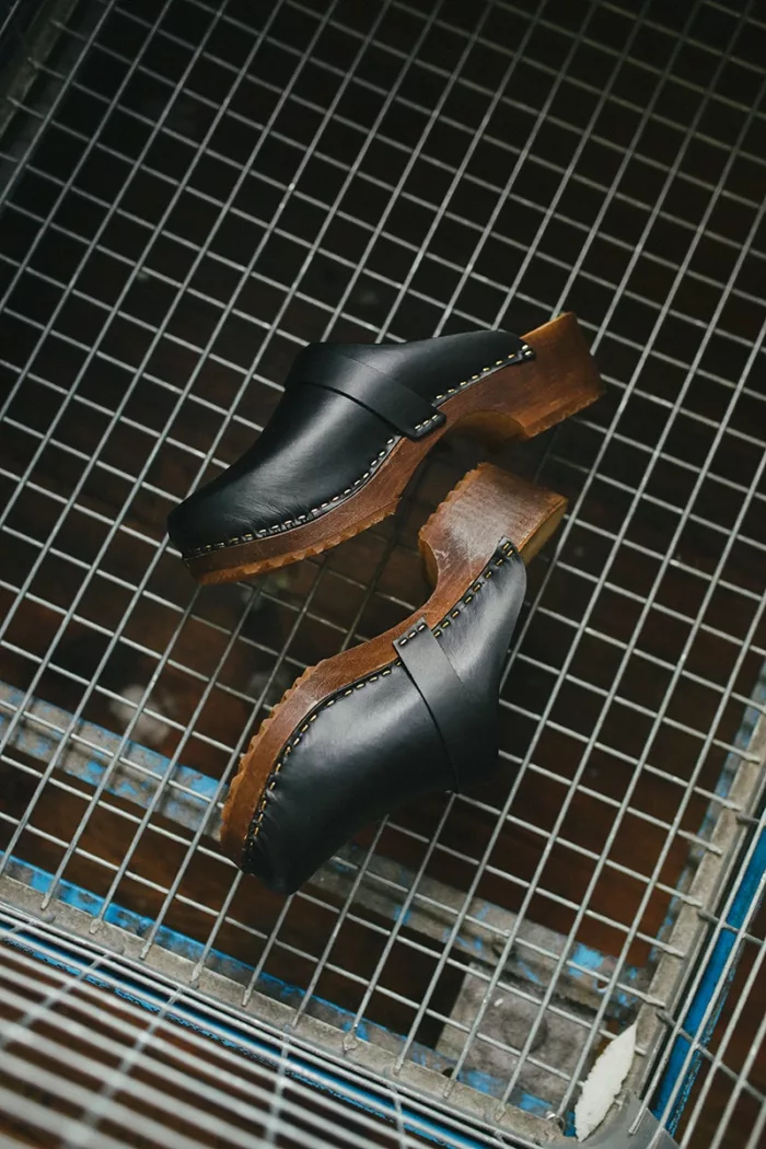 Sabot Suédois noir mat dans un panier