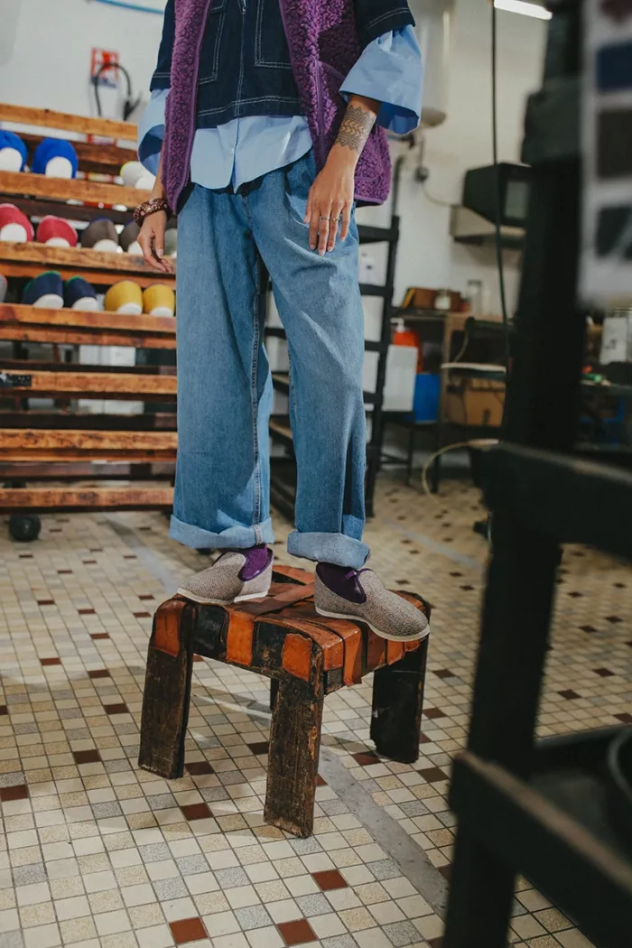 Charentaise en tweed violet sur un tabouret