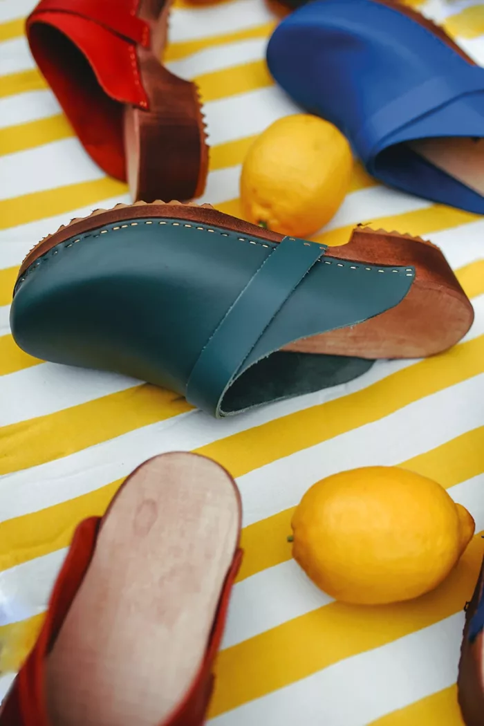 Plusieurs sabots colorés sur une table d'été