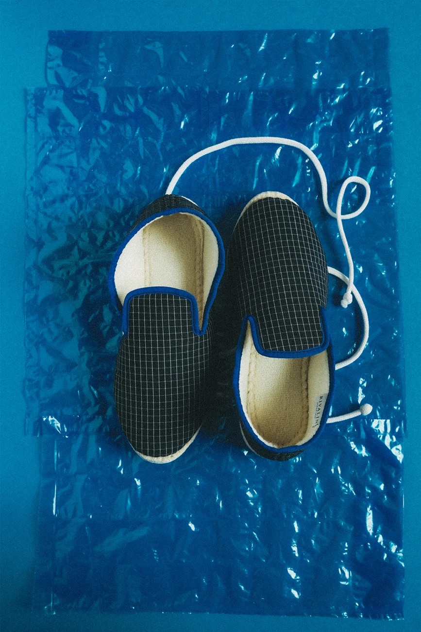 Chausson carreau noir sur fond bleu et ficelle