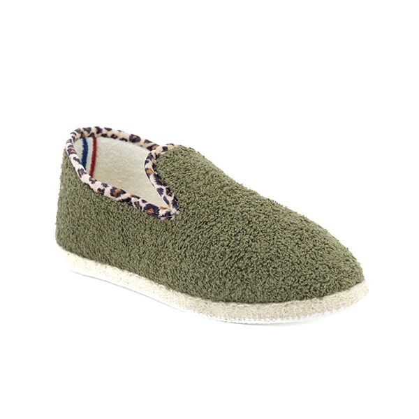 Pantoufle en éponge kaki et léopard