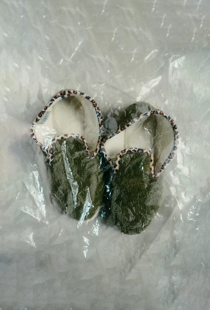 Pantoufle en éponge kaki et léopard sous plastique