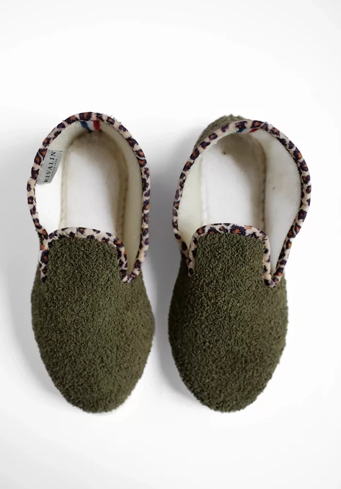 Pantoufle en éponge kaki et léopard par 2