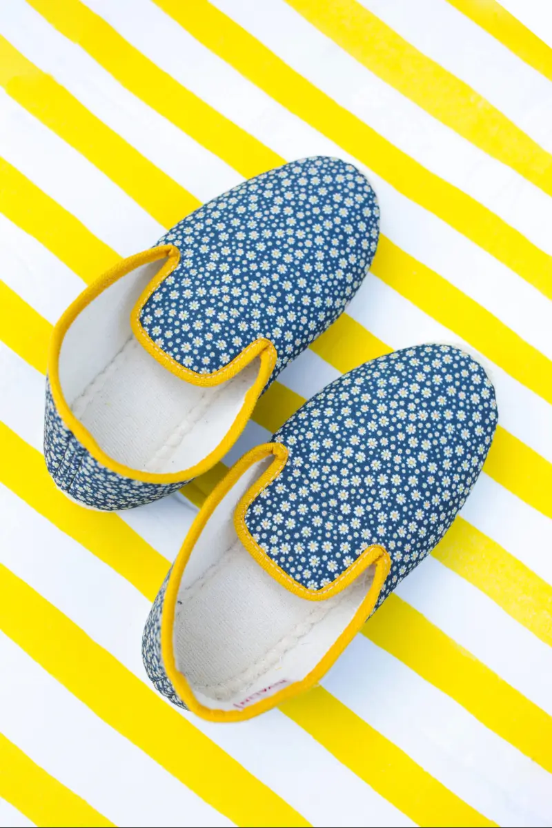 Chaussons pop pâquerettes marine été